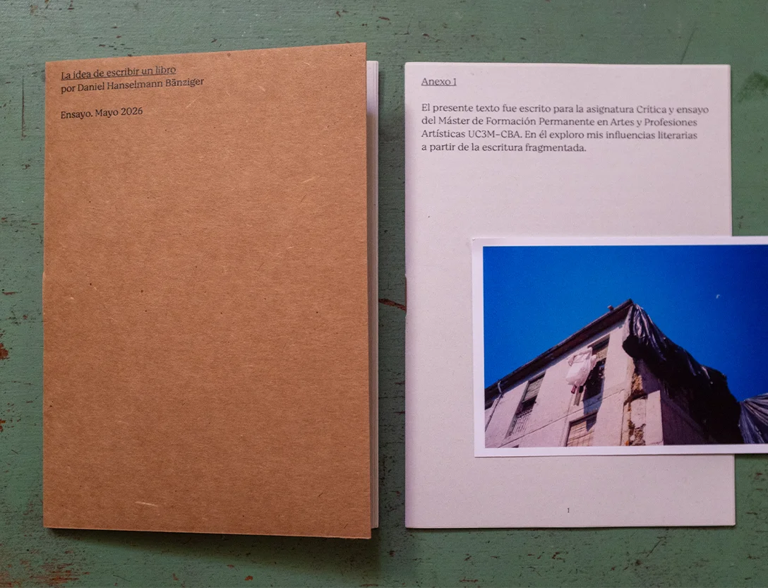 Brown booklet &ldquo;La idea de escribir un libro&rdquo; next to the Anexo I booklet